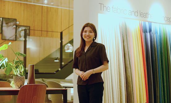 色彩検定を活かしながら働く女性販売員の様子